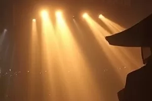 《深夜广播站》封面，主播台前的耳机与亮着红灯的按钮