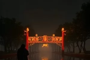 《深夜修表铺》封面，放大镜下拆开的机械表与店主双手